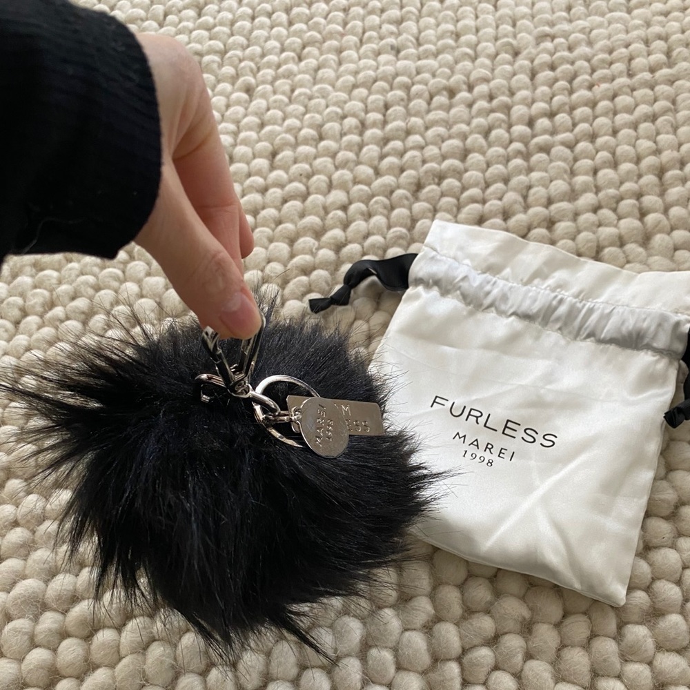 Marei1998 black faux fur keychain pouf